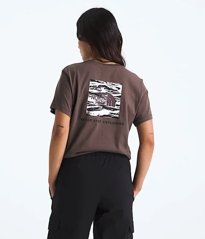 NSE Box Edge Of Light Infill Relaxed Tee til kvinder NSE Box Edge Of Light Infill Relaxed Tee til kvinder