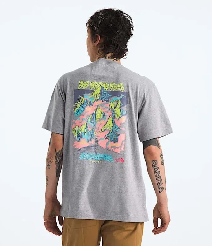 TNF™ Essential Expedition Series kortærmet T-shirt til mænd – Grafik TNF™ Essential Expedition Series kortærmet T-shirt til mænd – Grafik