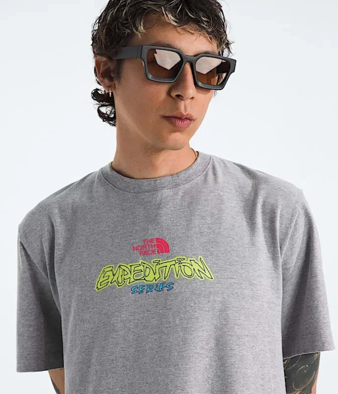 TNF™ Essential Expedition Series kortærmet T-shirt til mænd – Grafik TNF™ Essential Expedition Series kortærmet T-shirt til mænd – Grafik