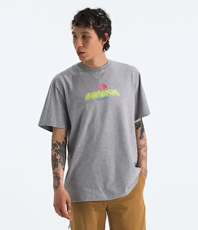 TNF™ Essential Expedition Series kortærmet T-shirt til mænd – Grafik TNF™ Essential Expedition Series kortærmet T-shirt til mænd – Grafik
